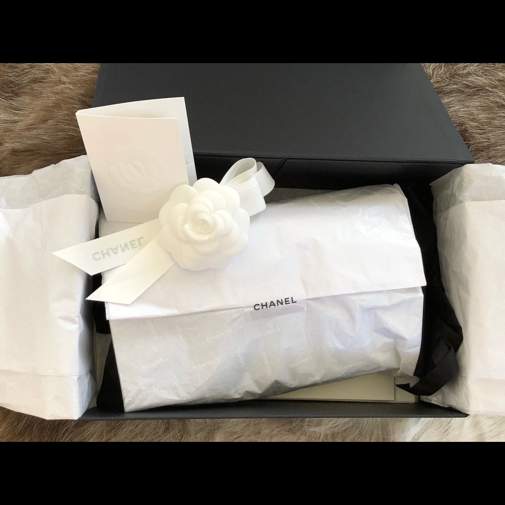 *SOLD* 💯Auth CHANEL 18S Calfskin Waist Fanny Pack - Picture 3 of 8